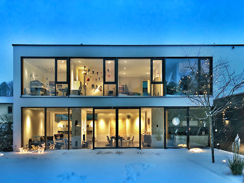 Smartes Haus im winter mit lichtern an