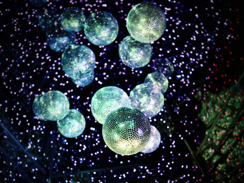 Discokugeln an der Decke fidel-fernando-537760-unsplash