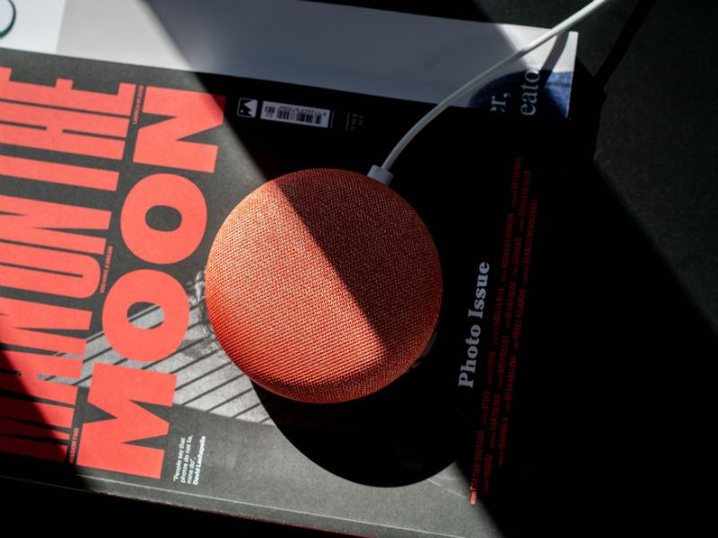 Google Home Mini auf Magazin
