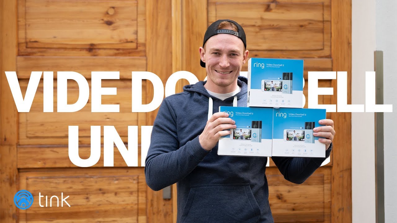 Mann mit drei Ring Video Doorbell 2 Verpackungen vor einer Haustür aus Holz