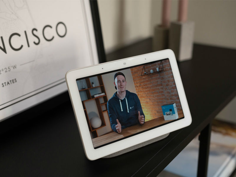 Google Nest Hub auf Regal mit tink Video