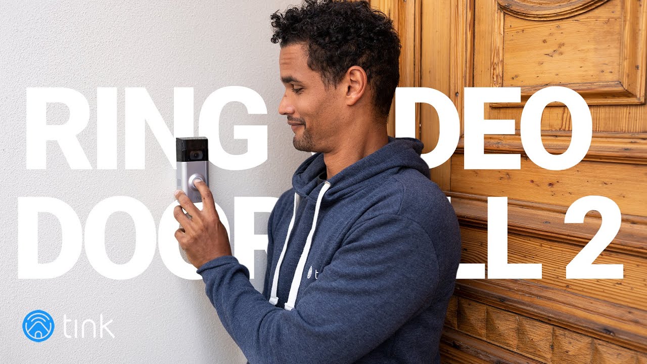 Mann klingelt an einer Ring Video Doorbell 2