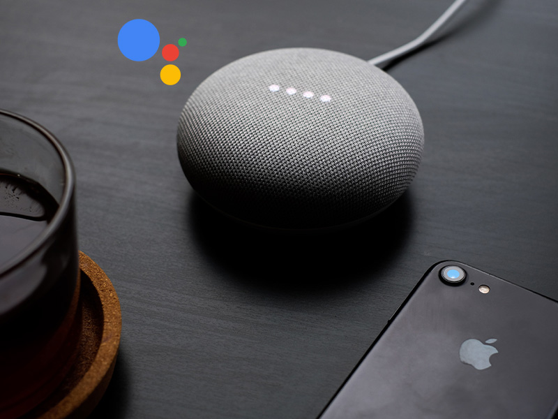 Google-Home-Mini mit Google-Assistant-auf-dem Tisch-mit-Kaffee