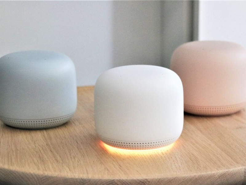 Drei Produkte der Google Nest Wifi-Serie nebeneinander in verschiedenen Farben.