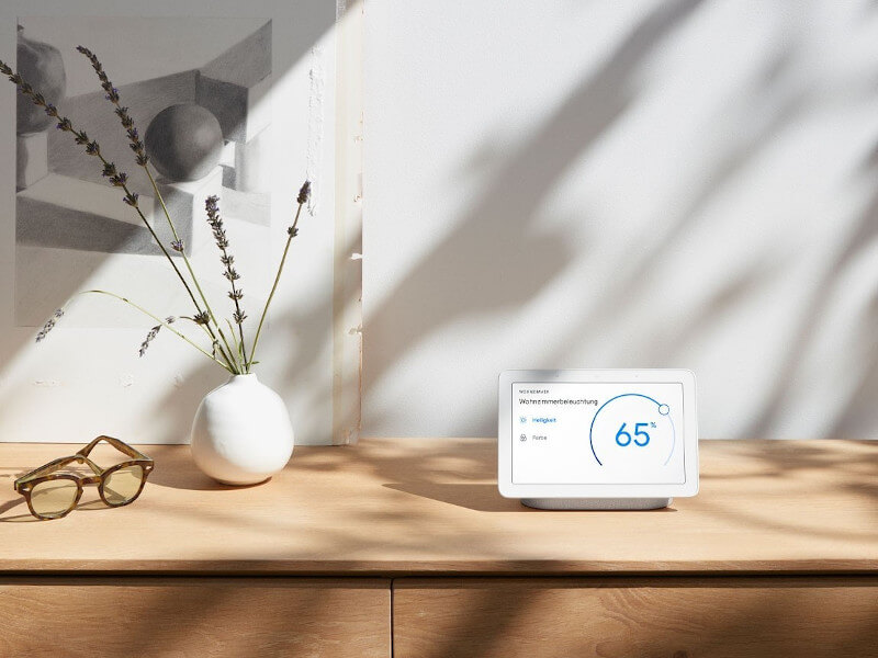 Ein Google Nest Hub auf einem Schränkchen