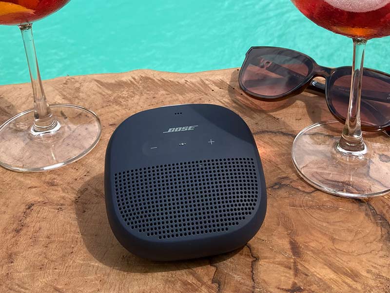 Bose Soundlink Micro am Pool mit Drinks und Sonnenbrille