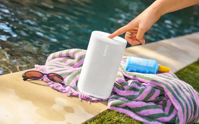 Sonos Play am Wasser mit Handtuch und Sonnenbrille - einer der besten Bluetooth Lautsprecher für Garten & Pool mit WLAN für Multiroom