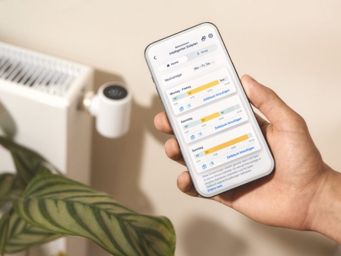 tado° Thermostat Test: tado° App mit Heizplan im Vordergrund, Heizkörper mit tado° X Thermostat im Hintergrund
