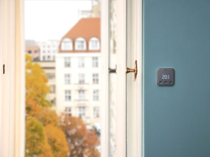 Thermostate mit Wetteranpassung: tado° Thermostat an der Wand, offenes Fenster daneben