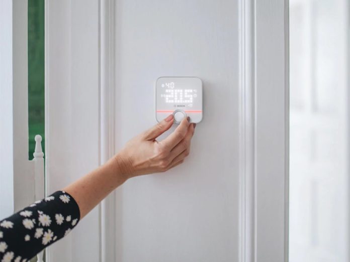 Smarte Raumthermostate: Bosch Raumthermostat II wird von Hand bedient