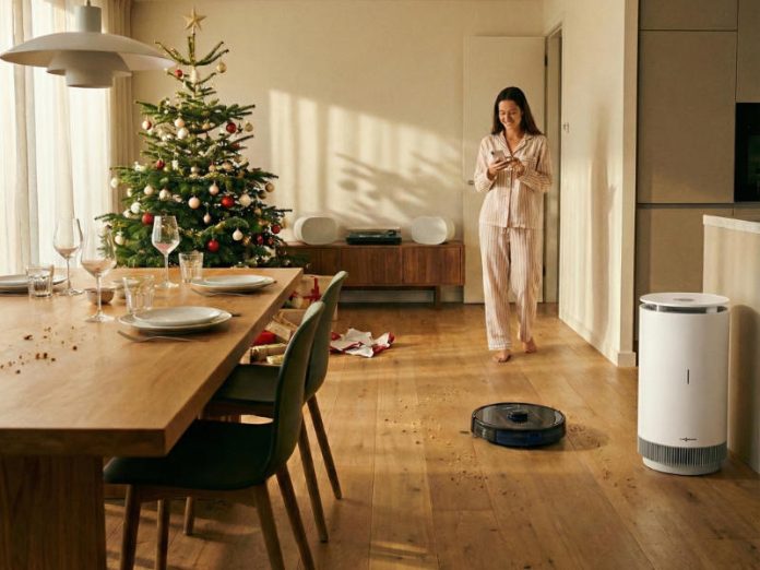 Aufräumen nach Weihnachten: Saugroboter entfernt Krümel, Luftreiniger beseitigt Essensgerüche und Sonos spielt entspannende Musik am Morgen nach Heiligabend