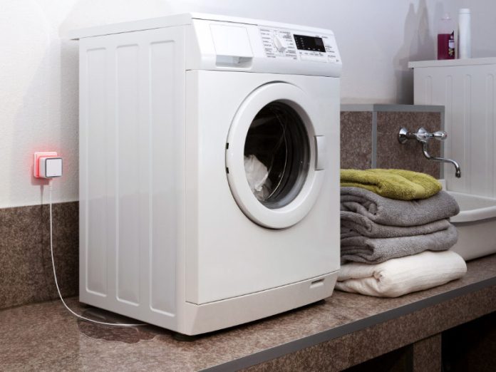 Wassermelder Test 2025: Eve Water Guard erkennt Pfütze unter der Waschmaschine und schlägt Alarm