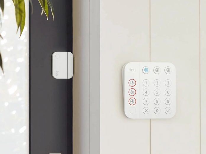 Alarmsysteme Vergleich: Ring Alarm 2.0 Keypad und Türsensor am Eingang