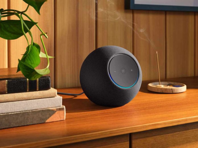 Wie funktioniert Alexa: Amazon Echo Studio auf Kommode