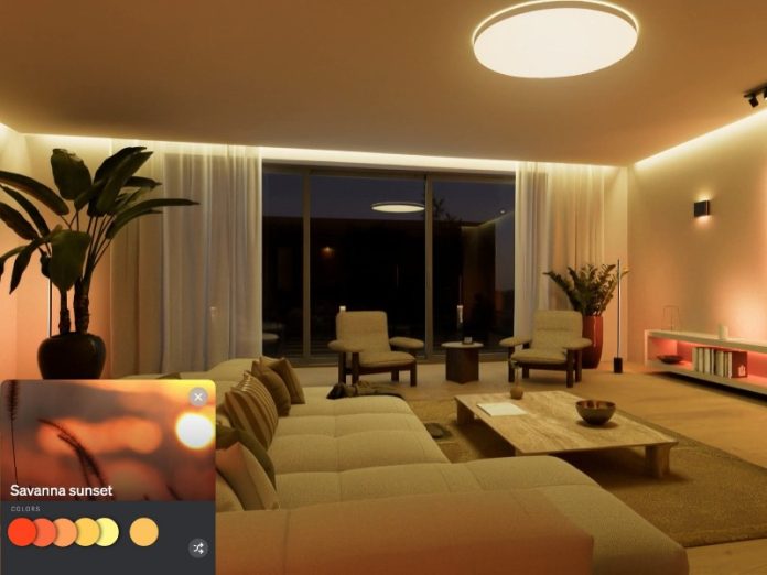 Ein modernes Wohnzimmer, beleuchtet in warmen Orange- und Goldtönen der untergehenden Sonne durch Philips Hue SpatialAware. Unten links zeigt eine Überlagerung die Farbpalette „Savanna Sunset“, passend zur Stimmungsbeleuchtung und den roten Akzenten auf dem TV-Regal.