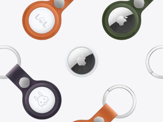 Mehrere Varianten des Apple AirTag 2 mit Gravuren und Schlüsselanhängern