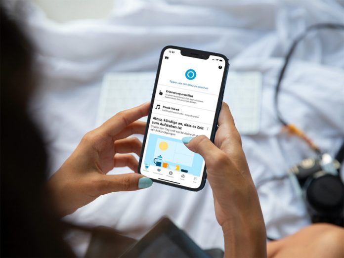 Smartphone mit Alexa App in den Händen einer Nutzer:in