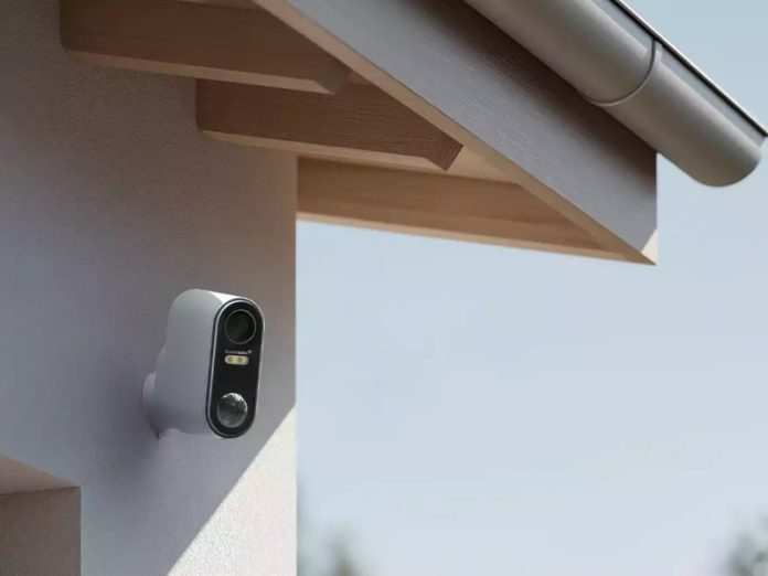 Homematic IP Kamera hängt an der Fassade eines Hauses unter dem Dach - dies ist eine der neuen Kameras, die Homematic IP vorgestellt hat.
