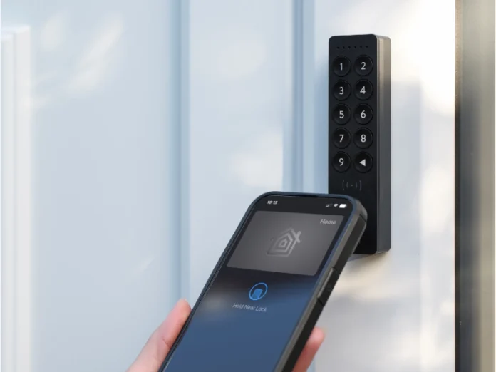 Nuki Keypad 2 NFC an der Haustür wird dank Aliro mit dem Smartphone übe Apple Home Key entsperrt