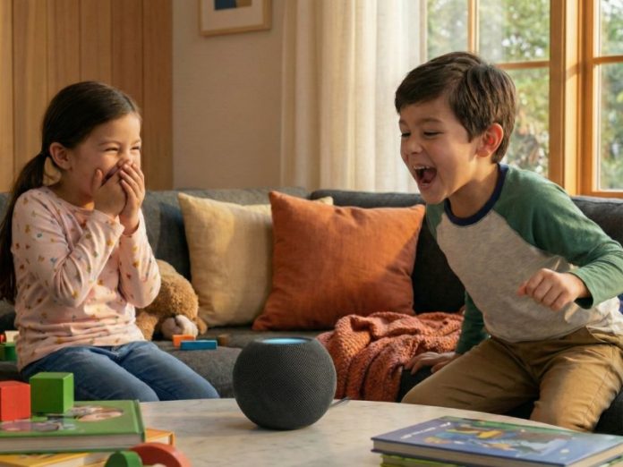 Zwei lachende Kinder interagieren mit einem dunkelgrauen, kugelförmigen Alexa Smart Speaker, der ein blaues Licht anzeigt.