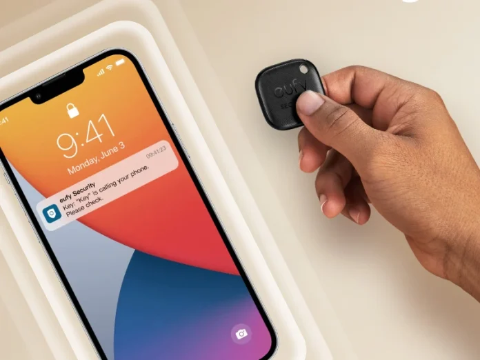 eufy SmartTrack Link wird ans iPhone gehalten, iPhone zeigt Benachrichtigung vom Smarten Tracker. Die Tracker eignen sich auch für eine smarte Ostereiersuche