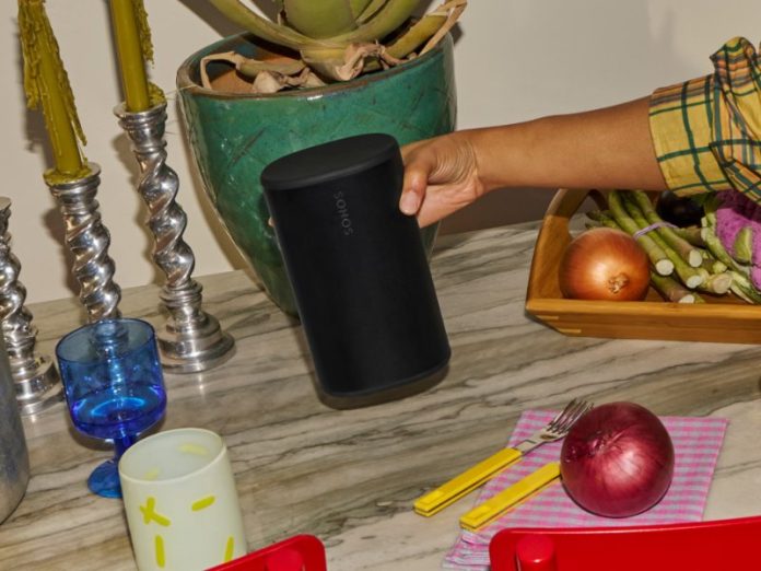 Sonos Play wird auf eine Fläche gestellt mit Topfplanze, Kerzen und Gemüse