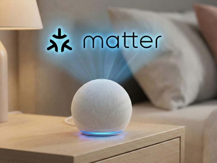 Ein weißer, kugelförmiger Matter Alexa Smart Speaker steht auf einem Nachttisch in einem Schlafzimmer. Blaue Lichtstrahlen führen vom Gerät zum schwebenden, blau leuchtenden Matter-Logo und Schriftzug.
