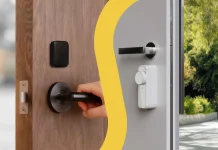 Aqara Multisensor P100 & Homematic Türschlossantrieb Pro jeweils an geöffneter Tür mit gelber geschwungener Trennlinie zwischen den Bildern