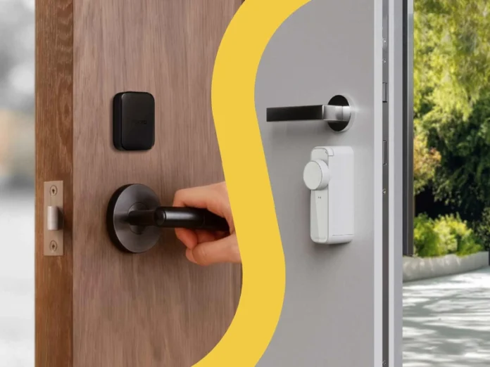 Aqara Multisensor P100 & Homematic Türschlossantrieb Pro jeweils an geöffneter Tür mit gelber geschwungener Trennlinie zwischen den Bildern