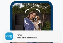 Ring Gesichtserkennung erkennt Frau mit Hund auf dem Arm, die in die Kamera schaut. Abgebildet auf einem Smartphone-Bildschirm mit der Benachrichtigung der Ring-App: "Anne ist an der Haustür".
