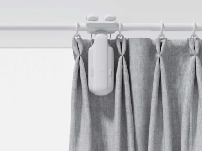 SwitchBot Curtain Rod 3 an Vorhangstange installiert steuert den Vorhang oder die Gardine smart