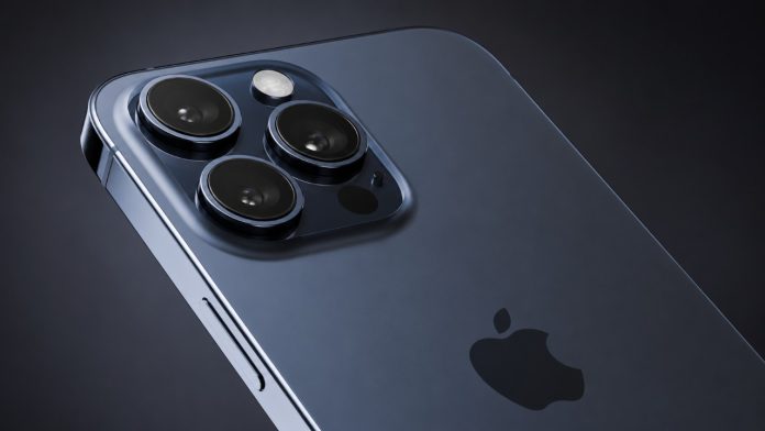 Nahaufnahme der Rückseite eines blauen Apple iPhones mit der Kamera-Bucht und dem Apple-Logo vor einem dunklen Hintergrund.