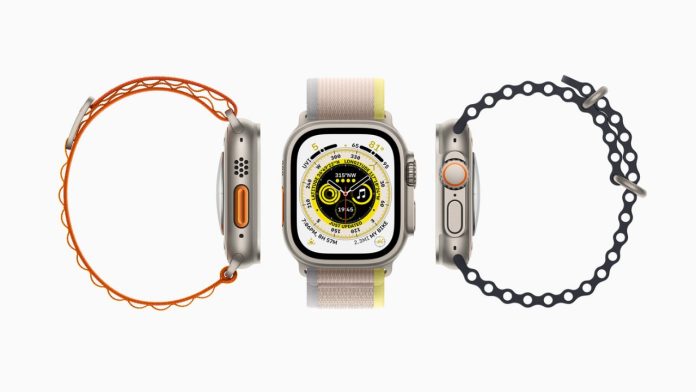 Drei verschiedene Ansichten der Apple Watch Ultra, darunter die Vorder- und Seitenansicht mit einem orangefarbenen Alpine-Armband, einem beigen Trail-Armband und einem schwarzen Ocean-Armband.