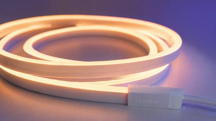 Nahaufnahme eines warmweiß leuchtenden IKEA Neon Lightstrips mit Matter