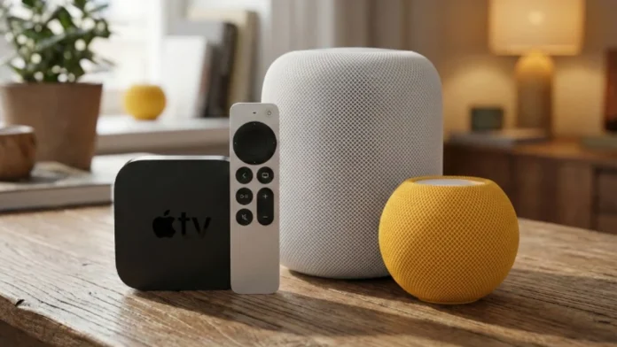 Ein schwarzes Apple TV mit Fernbedienung steht neben einem weißen HomePod und einem gelben HomePod mini auf einem Holztisch in einem stimmungsvollen Interieur.