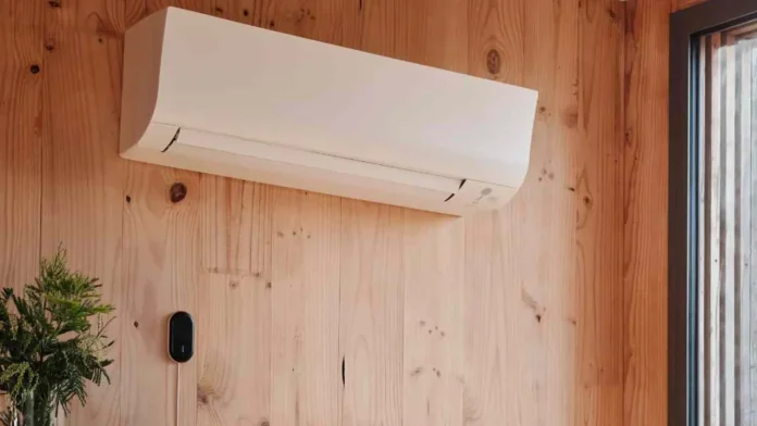 Eine moderne weiße Klimaanlage, die an einer Holzwand montiert ist, mit einem kompakten schwarzen Bediengerät für die intelligente Steuerung der Klimaanlage.