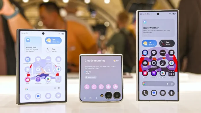 Neue Samsung Galaxy Fold Smartphones nebeneinander aufgereiht