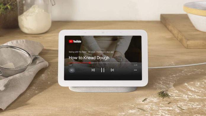 Google Nest Hub in der Küche spielt Kochanleitung auf YouTube ab