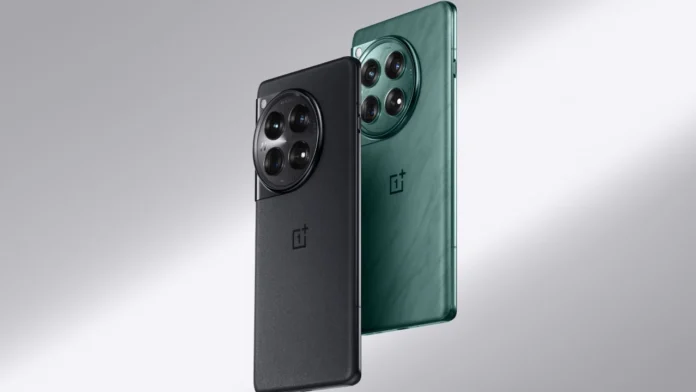 Die Rückseite eines schwarzen und eines grünen OnePlus 12 mit ihren charakteristischen runden Kameramodulen wird vor einem grauen Hintergrund gezeigt, während die Gerüchteküche rund um OnePlus in Europa auf Hochtouren läuft.