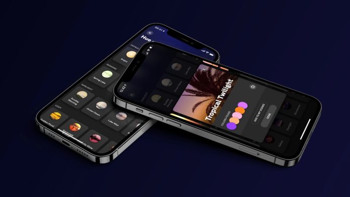 Zwei iPhones mit der Philips Hue-App vor einem dunkelblauen Hintergrund, die verschiedene Lichtszenen zeigen, wie beispielsweise „Tropical Twilight“ mit einer Farbpalette aus Violett, Rosa und Orange.