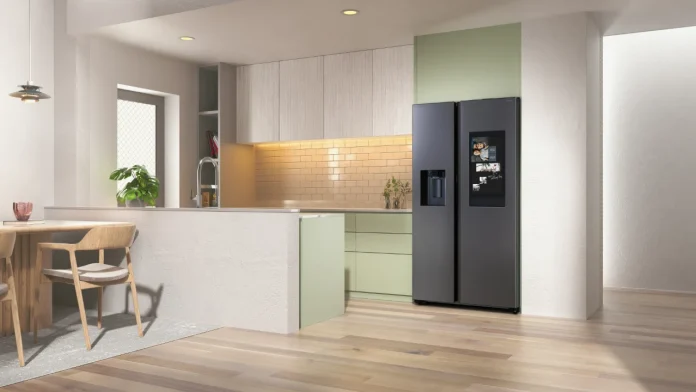 Moderne Küche in Weiß- und Beigetönen mit schwarzem Samsung AI LIving Doppeltür-Kühlschrank – veranschaulicht smarte Küchengeräte