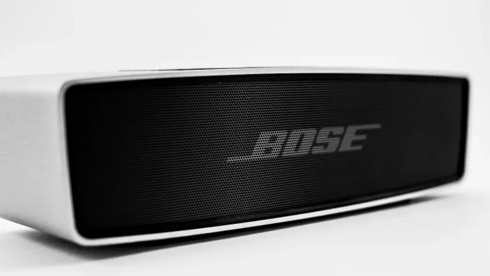 Bose SoundTouch-Funklautsprecher in Silber und Schwarz, Nahaufnahme vor weißem Hintergrund.