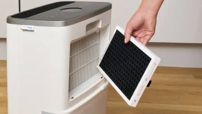 Bosch Home Comfort Dry 4000 Luftentfeuchter, Filter wird ausgewechselt