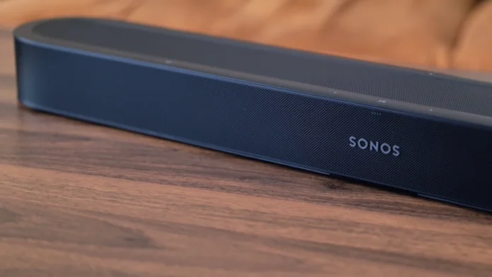 Schwarze Sonos Beam Ultra auf einem Walnussfarbenen Tisch