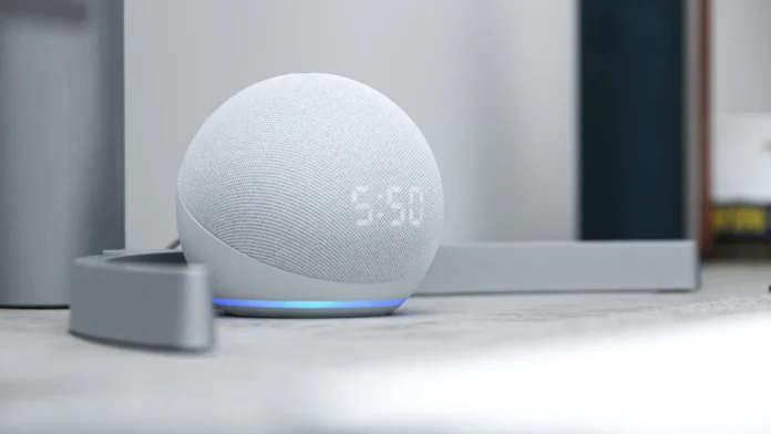 Weißer Amazon Echo Dot mit Digitaluhr und blauem Lichtring, kompatibel mit Alexa.