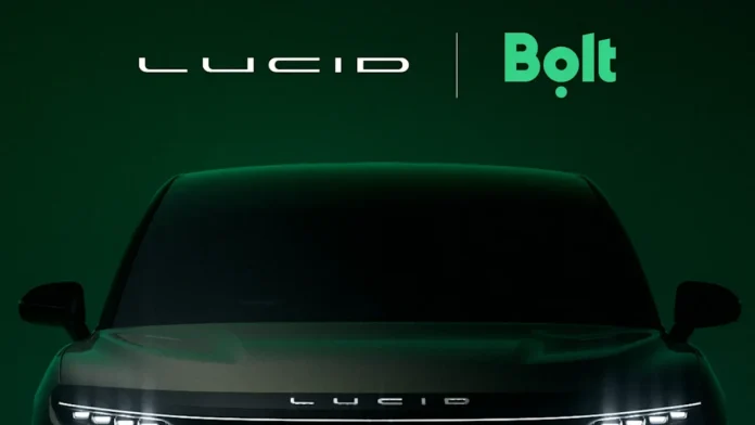 Elektrisches Lucid-Auto und Bolt-Logo auf grünem Hintergrund.