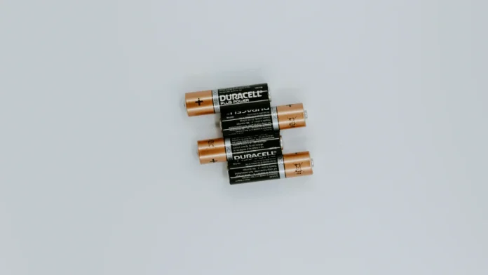 Vier Duracell-Batterien, horizontal gestapelt auf weißem Hintergrund.