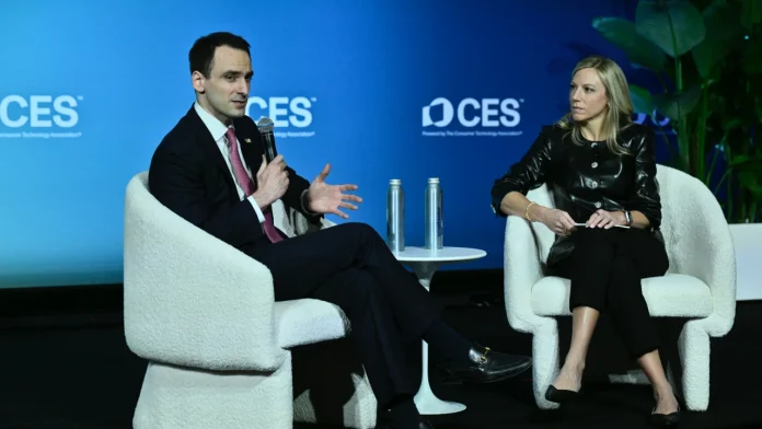 Podiumsdiskussion auf der CES, bei der Sony 2027 erstmals fehlt: zwei Sprecher auf weißen Stühlen vor blauem Hintergrund.