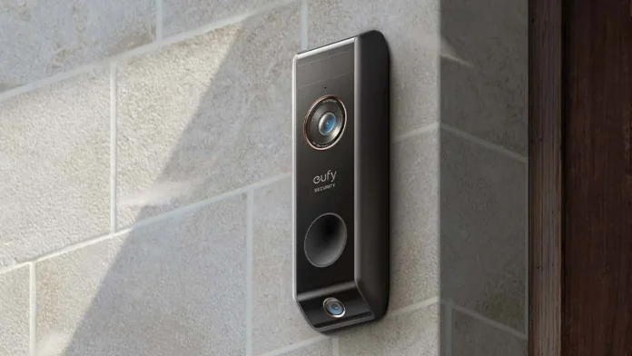 Videotürklingel mit Doppelkamera (eufy Video Doorbell Dual) an einer hellgrauen Steinaußenwand montiert.