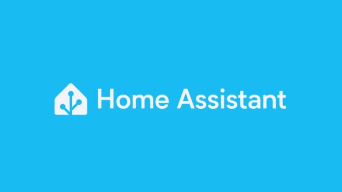 weißes Home Assistant Logo mit Schriftzug auf hellblauem Grund